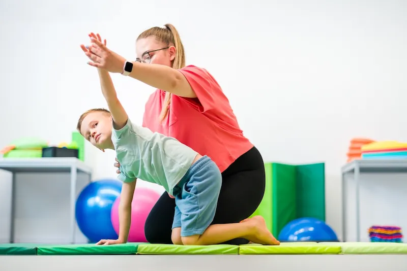 Mujer ayudando a niño