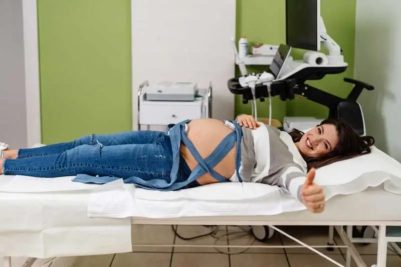 Mujer embarazada acostada